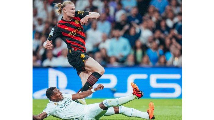 Erling Haaland ketika diadang Antonio Rudiger saat Manchester City lawan Real Madrid
