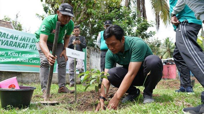 Bupati Batanghari Fadhil Arief memperingati dan menghadiri Bulan Bhakti Gotong Royong Masyarakat di Desa Sungai Puar Kecamatan Mersam, (3/12/2022).