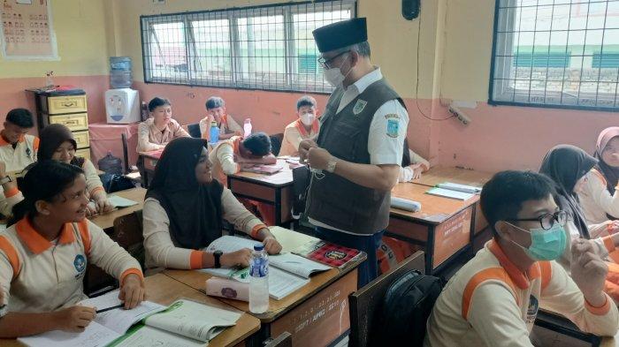 Wali Kota Jambi Syarif Fasha Sedang Membagikan Masker di SMPN 7 Kota Jambi.