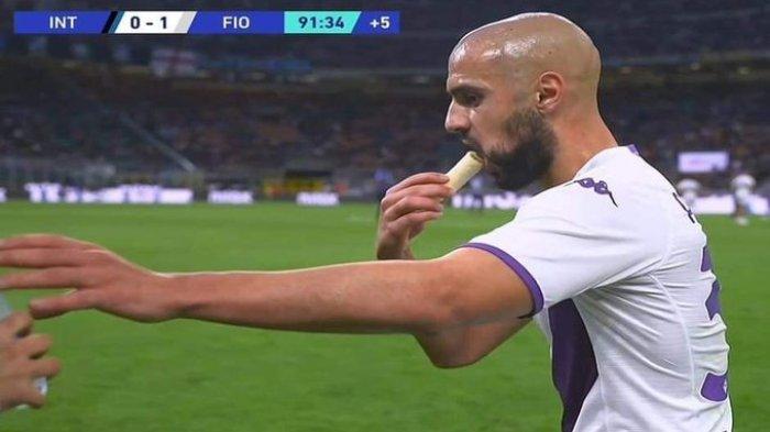 Gelandang Fiorentina, Sofyan Amrabat berbuka puasa