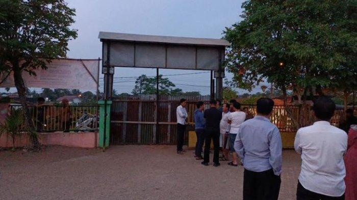 Jalan masuk ke SDN 212 yang berlokasi di Jalan Sunan Gunung Jati Kelurahan Kenali Asam, Kecamatan Kota Baru Jambi, ditutup pemilik tanah, Rabu sore.