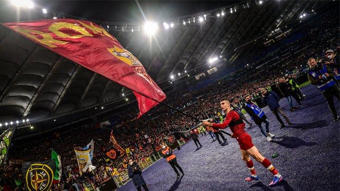 Gianluca Mancini mengibarkan bendera AS Roma jelang Final Liga Konferensi lawan Feyenoord (FINAL UECL AS ROMA VS FEYENOORD)
