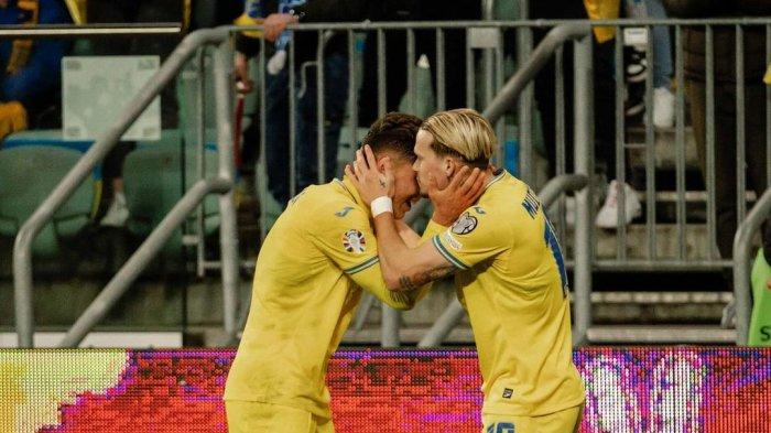 Giorgi Sudakov dan Mykhailo Mudryk selebrasi usai mencetak gol untuk Ukraina