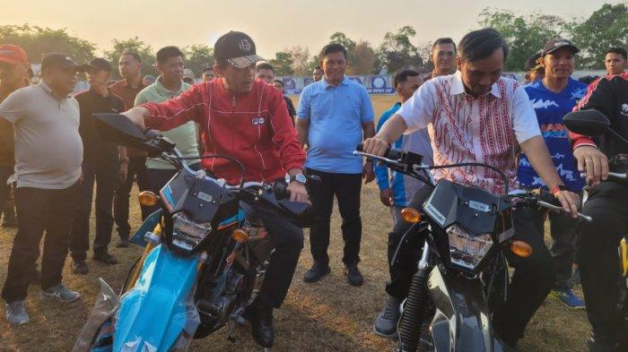 Gubernur Jambi menyerahkan motor dinas kepada kepala desa se-Kabupaten Sarolangun.