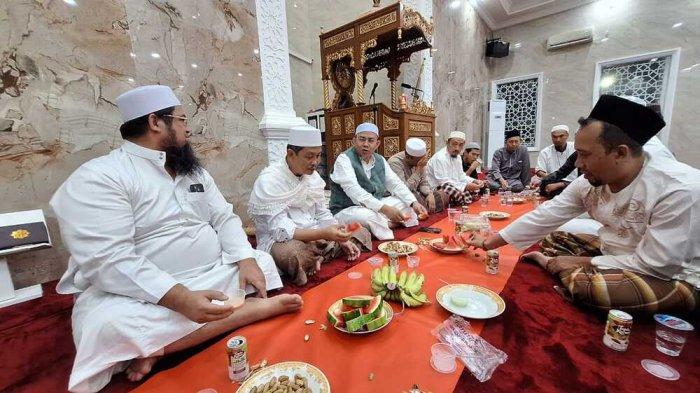Haji A Rahman usai berbuka puasa di Masjid Ibaadur Rahman bersama ulama.