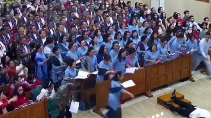 Suasana di HKBP Jatiasih saat Desmon Hutapea ambruk kala memimpin paduan suara, Minggu (24/12/2023) malam.