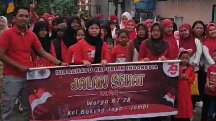 Hamid ketua RT melepas kegiatan lomba jalan santai dan sepeda hias, Minggu (25/8)
