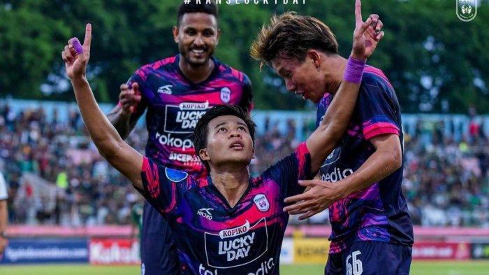 Selebrasi pemain RANS Nusantara FC usai cetak gol ke gawang Persebaya Surabaya di BRI Liga 1 pada, Kamis (15.9.2022).