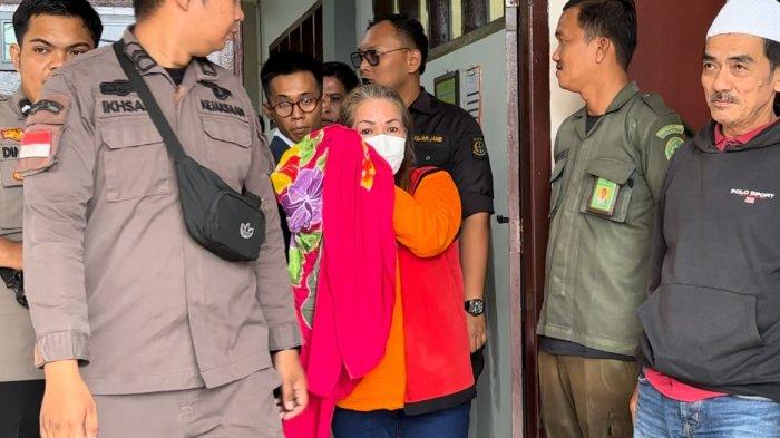 Helen Dian Krisnawati mengikuti sidang perdana di Pengadilan Negeri Jambi Kamis (20/3/2025) .