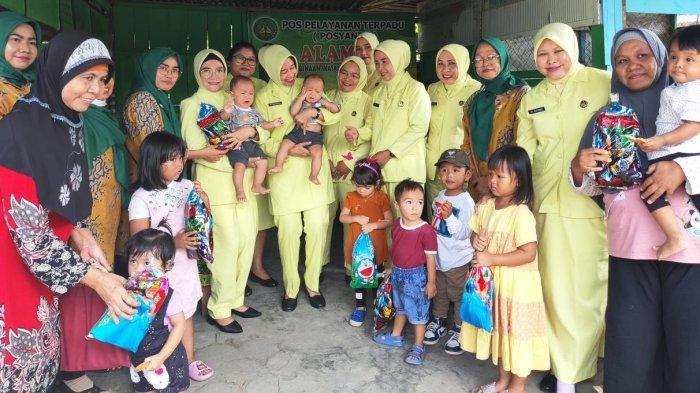 Ketua IAD Wilayah Jambi Tiana Suherlan saat melaksanakan bakti sosial di Posyandu Alamanda