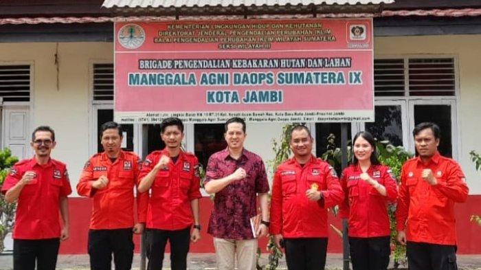 Ihsan Yunus berfoto bersama saat berkunjung ke markas besar Manggala Agni di Kota Jambi, Jumat (13/10/2023) kemarin.