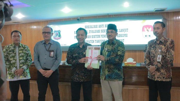 Penyerahan Sertifikat Elektronik Hak Pakai Pemerintah Tanjabbar Diserahkan langsung oleh Kepala Kantor Pertanahan Idian Huspida S H MH kepada Bupati Tanjung Jabung Barat Drs H Anwar Sadat M.Ag pada acara Sosialisasi Pembangunan Sistem Pencegahan Korupsi.
