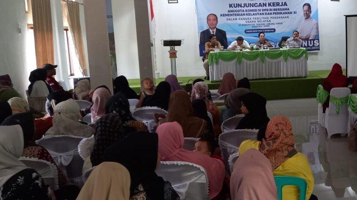 Ihsan Yunus memberikan arahan kepada warga Tanjab Timur dalam pemberian pendanaan usaha bagi nelayan.