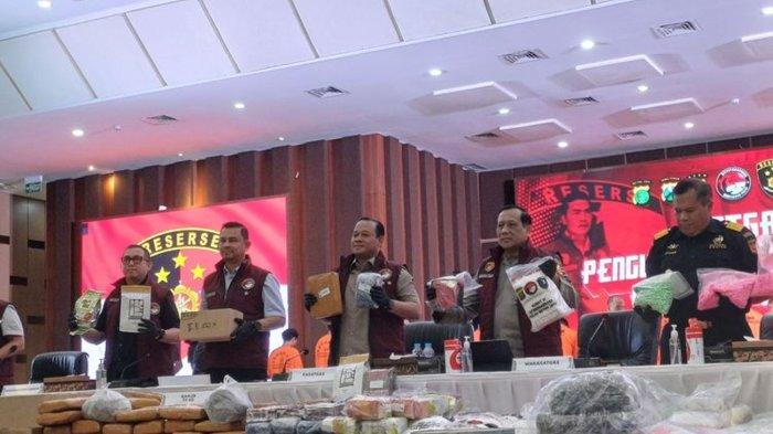Irjen Asep Edi Suheri saat ekspose kasus kartel narkoba di Jambi, di Gedung Bareskrim Mabes Polri, Jakarta, Selasa (9/7/2024).