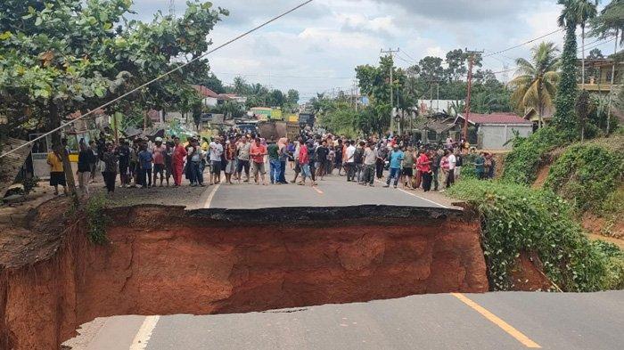 PUTUS TOTAL - Jalan Lintas Sumtaera Jambi-Padang yang menghubungkan Kabupaten Bungo dan Kabupaten Dharmasraya, tepatnya di Km 58 Dusun Sirih Sekapur, Kecamatan Jujuhan, Bungo, putus total pada Ahad (2/3/2025) siang. Kondisi ini membuat kemacetan panjang.