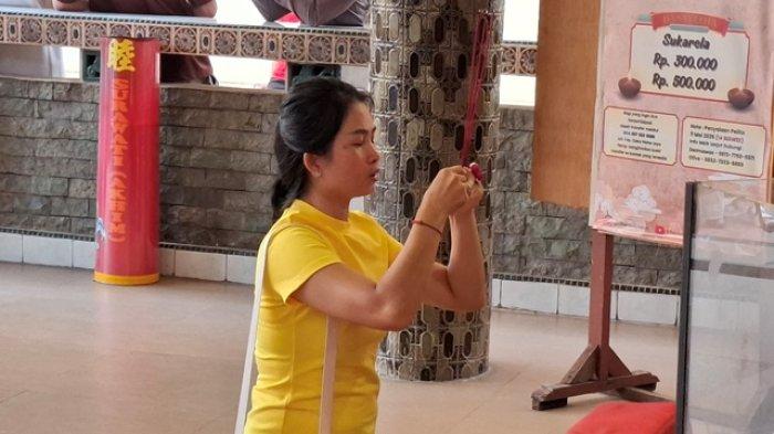 Jelang Waisak - Vihara Sakyakirti Jambi Padat Umat Buddha Lakukan Sembahyang Syukur