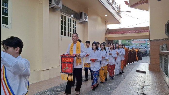 Jelang perayaan Waisak 2569 BE/2025, umat Buddha Kota Jambi melaksanakan ritual Pradaksina di Vihara Sakyakirti, pada pukul 17.20 WIB, Minggu (11/5/2025).