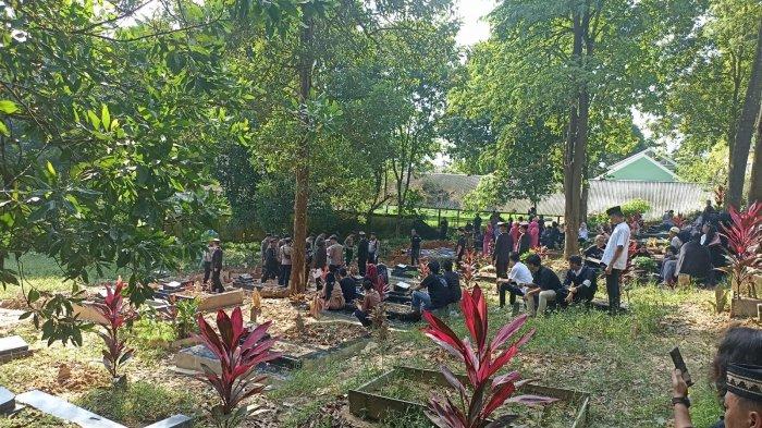 PEMAKAMAN - Jenazah Aipda Hendra anggota polisi yang meninggal dunia di dalam rumah Kelurahan Pematang Sulur, Kecamatan Telanaipura, Kota Jambi dimakamkan di TPU Bagan Pete, Rabu, 21 Maret 2025.