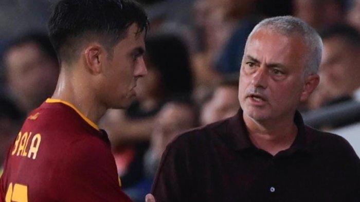 Jose Mourinho bersama Paulo Dybala pemain baru di bursa transfer AS Roma
