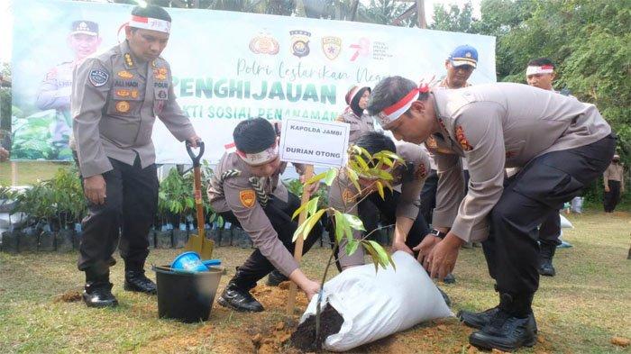 Kapolda Jambi Irjen Pol Rusdi Hartono saat melakukan penanaman pohon, Jumat (18/8/2023).