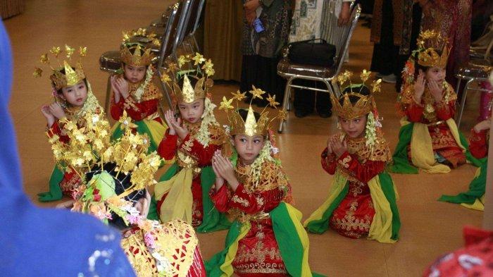 Siswa TK Karunia Global School menyambut Ketua Pokja PAUD Kota Jambi dengan tarian tradisional Sekapur Sirih Khas Jambi.