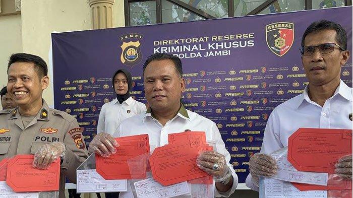 PEMBOBOLAN REKENING - Modus pura-pura membantu nasabah menjadi jalan bagi seorang karyawati Bank Jambi di Kerinci untuk membobol puluhan rekening nasabah.
