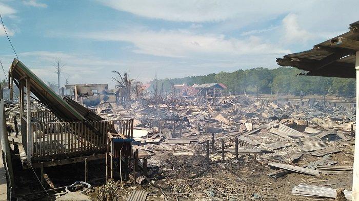 KEBAKARAN HEBAT - Kebakaran hebat melanda kawasan permukiman warga di Kuala Pangkal Duri, Desa Sungai Dualap, Kecamatan Tungkal Ilir, Kabupaten Tanjung Jabung Barat, Senin (16/6/2025) sekitar pukul 11.00 WIB.
