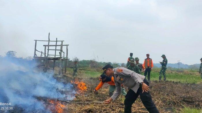 Petugas berusaha memadamkan api yang membakar lahan di Mudung Darat, Muaro Jambi.