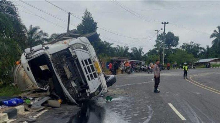 TRUK TERBALIK - Satu unit truk masih terbalik di Jalan Lintas Sumatera, Kecamatan Tebo Tengah, usai menabrak pengendara sepeda motor, Minggu (16/2/2025). Satu orang meninggal di lokasi kejadian akibat insiden itu.
