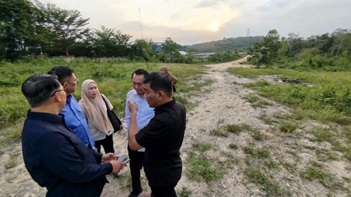 STOCKPILE BATU BARA - Komisi XII DPR RI mengecek keberadaan stockpile batu bara PT SAS di kawasan Aurduri, Kecamatan Telanaipura, Kota Jambi yang dinilai langgar aturan Perda RTRW, Kamis (19/6/2025).