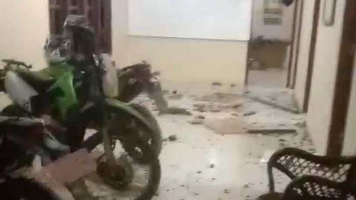 Kantor BKSDA dan kantor Frankfurt Zoological Society (FZS) di Kelurahan Lubuk Kambing, Kecamatan Renah Mendalu, Kabupaten Tanjung Jabung Barat, rusak parah, Senin (26/2) pukul 02.00 WIB.