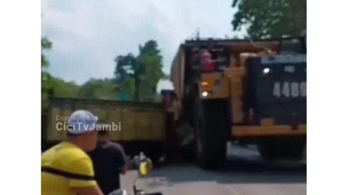 Konvoi truk tambang raksasa gasak truK PS di Jalan Lingkar Selatan Kota Jambi, Jumat (25/7/2025). Seorang korban patah kaki.