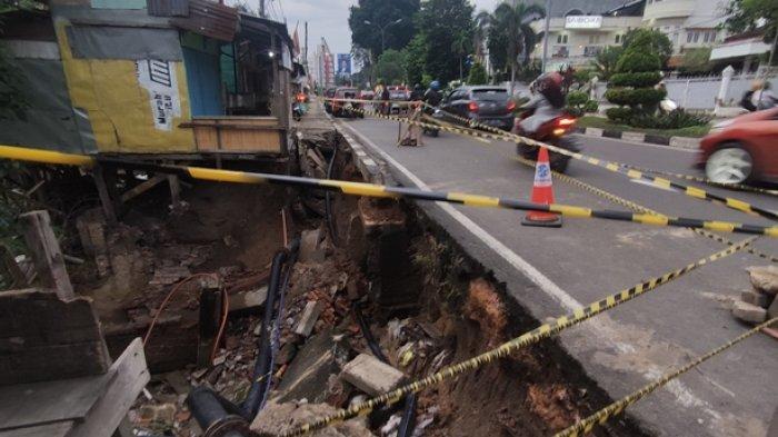 Longsor di jalan Slamet Riyadi RT 09 Kelurahan Sungai Putri Kecamatan Danau Sipin Kota Jambi. Beberapa rumah terancam ambruk akibat terkikis longsor.
