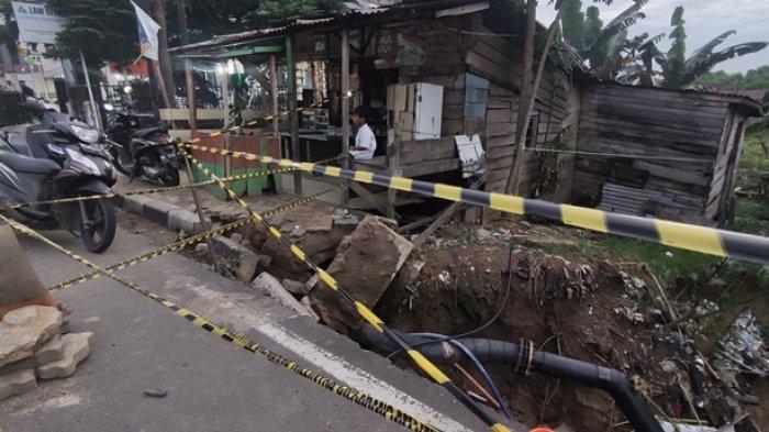 Longsor di jalan Slamet Riyadi RT 09 Kelurahan Sungai Putri Kecamatan Danau Sipin Kota Jambi. Beberapa rumah terancam ambruk akibat terkikis longsor.