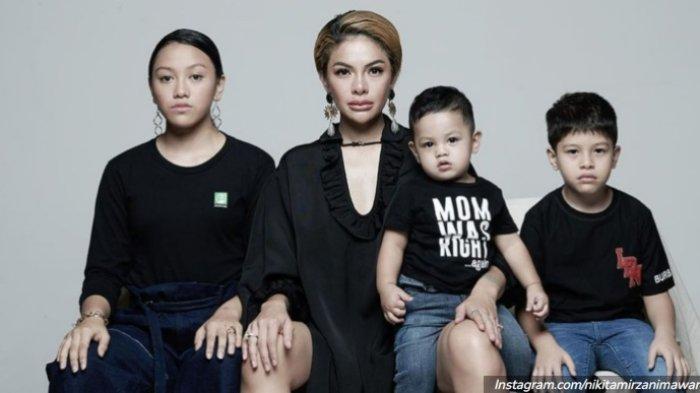 Lolly, Nikita Mirzani dan kedua adiknya