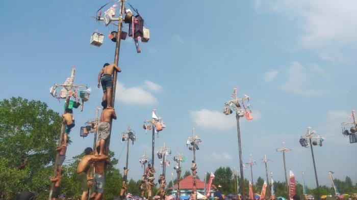 lomba panjat pinang