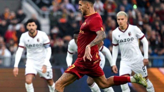 Lorenzo Pellegrini Mengeksekusi Penalti di laga kemenangan AS Roma atas Bologna di Serie A Italia, pada Rabu (4/1/2023) malam.