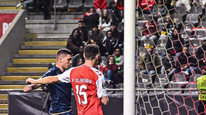 Luka Jovic melepaskan tembakan saat Fiorentina hadapi Braga