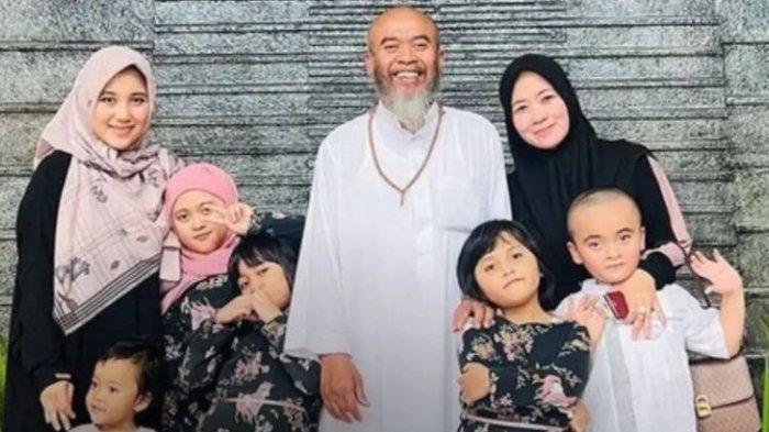 Lutfiana Ulfa dan Syekh Puji bersama istri pertama, dan anak-anaknya
