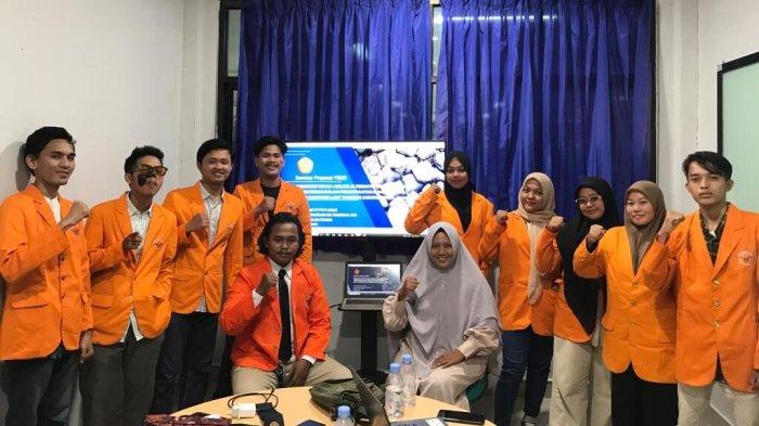 Mahasiswa Program Studi (Prodi) D3 Kimia Industri Universitas Jambi yang diketuai oleh Putra Surya Pandawa Yudha menginovasikan bentuk energi baru terbarukan dengan mengolah Biobriket Nipah menjadi solusi alternatif energi terbaru.