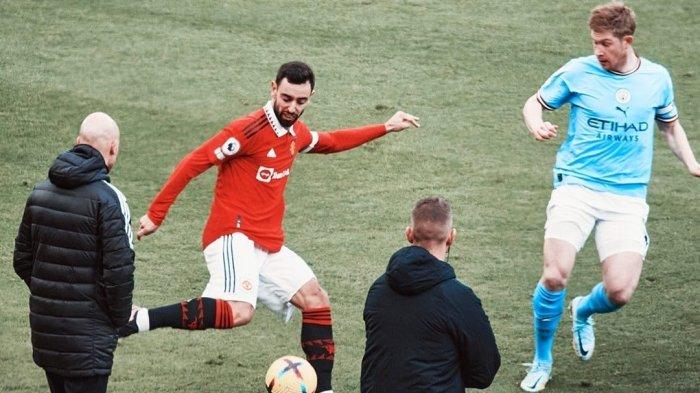 Manchester United berhasil comeback dari Manchester City dengan skor 2-1 di Liga Premier Inggris pada Sabtu (14/1/2023) malam.