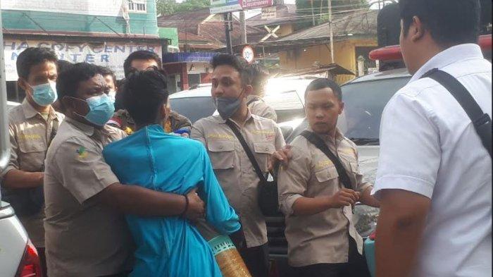 Manusia badut terjaring operasi penjangkauan PMKS di Kota Jambi.