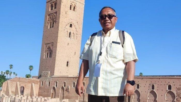Bupati Sukabumi Marwan Hamami saat berfoto di Masjid Koutoubia, Maroko, sebelum mengalami kerusakan akibat diguncang gempa bumi magnitudo 6,9, Jumat (8/9/2023).