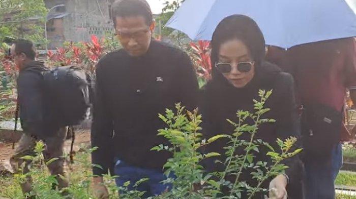 Mayang dan Doddy Sudrajat ziarah ke makam Vanessa Angel