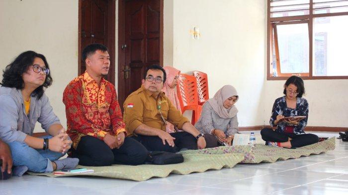 Juliana, Mijak, Tumenggung Ngalo dan Mluring duduk sejajar dengan Kepala Balai Taman Nasional Bukit Dua Belas, Junaedi bercerita dalam seminar menggali inklusivitas komunitas adat