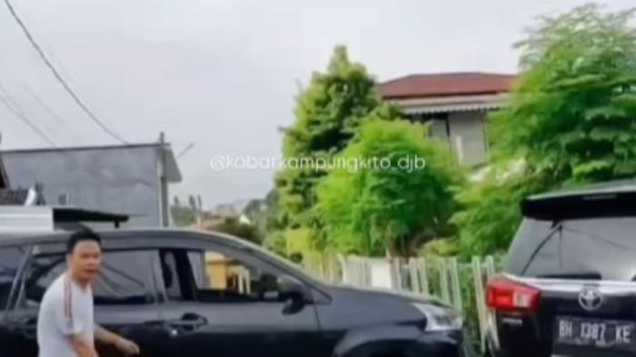TABRAK LARI - Mobil dinas Bawaslu Provinsi Jambi tabrak lari di kawasan Simpang Kawat, Kota Jambi. lsbj ds