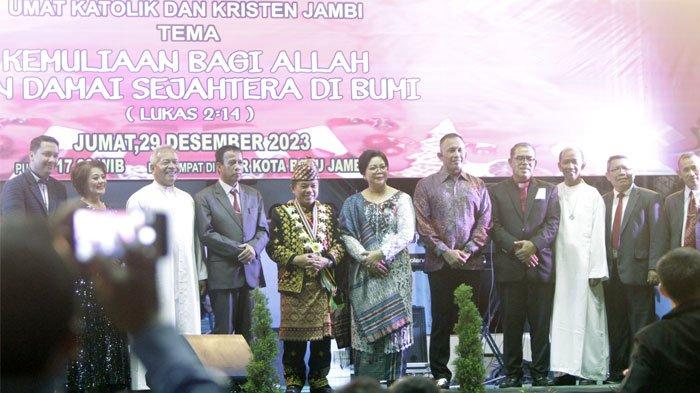 Gubernur Jambi dan pemuka agama Kristiani beserta panitia Natal Oikumene