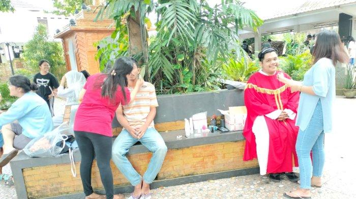 OMK SMRR Selincah Kota Jambi saat latihan tablo kisah sengsara Yesus Kristus. a