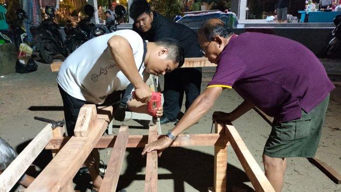 Persiapan properti saat latihan tablo kisah sengsara Yesus Kristus.