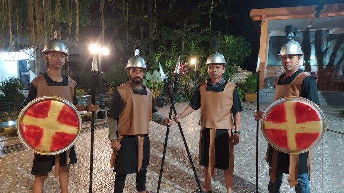 OMK SMRR Selincah Kota Jambi saat latihan tablo kisah sengsara Yesus Kristus.